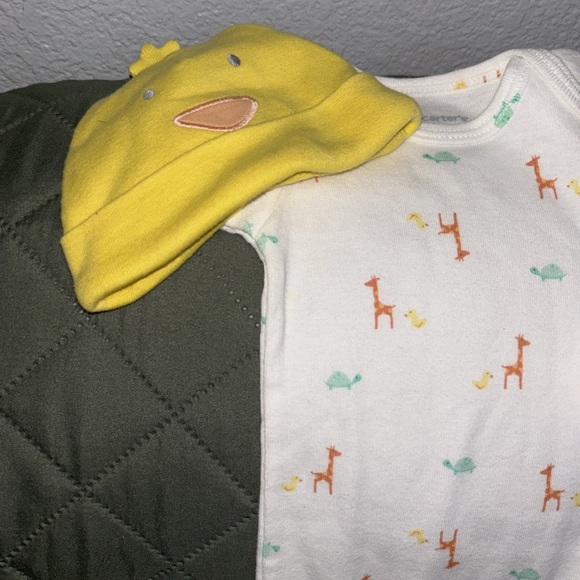 NWT Carter’s Newborn baby three pieces short sleeve onesie duck footies and cap - Picture 4 of 7